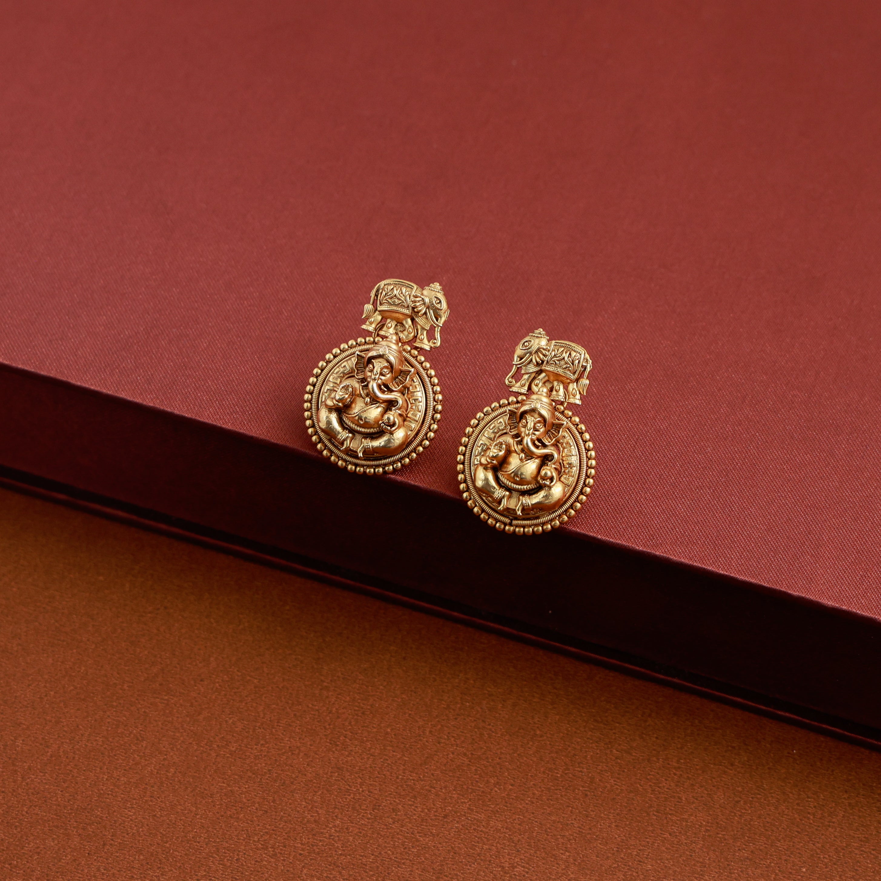 Ganapathi Short Neckpiece with Earring and Chutti