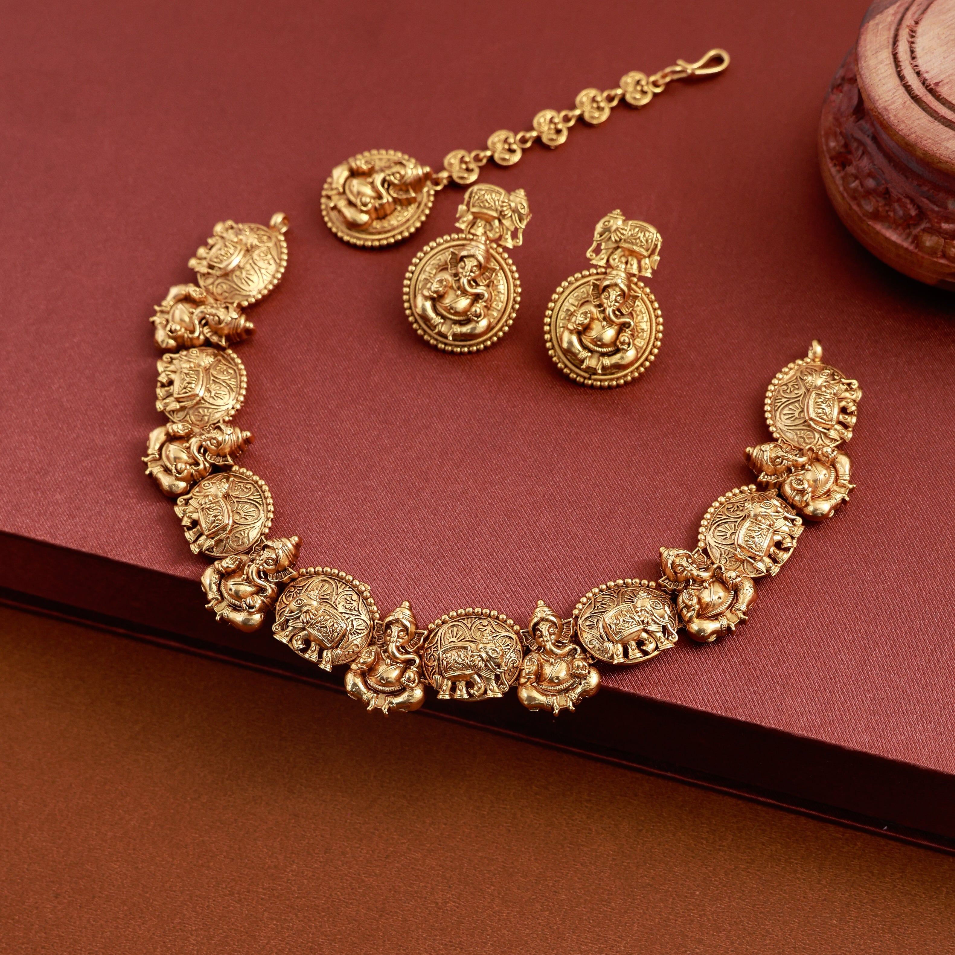 Ganapathi Short Neckpiece with Earring and Chutti