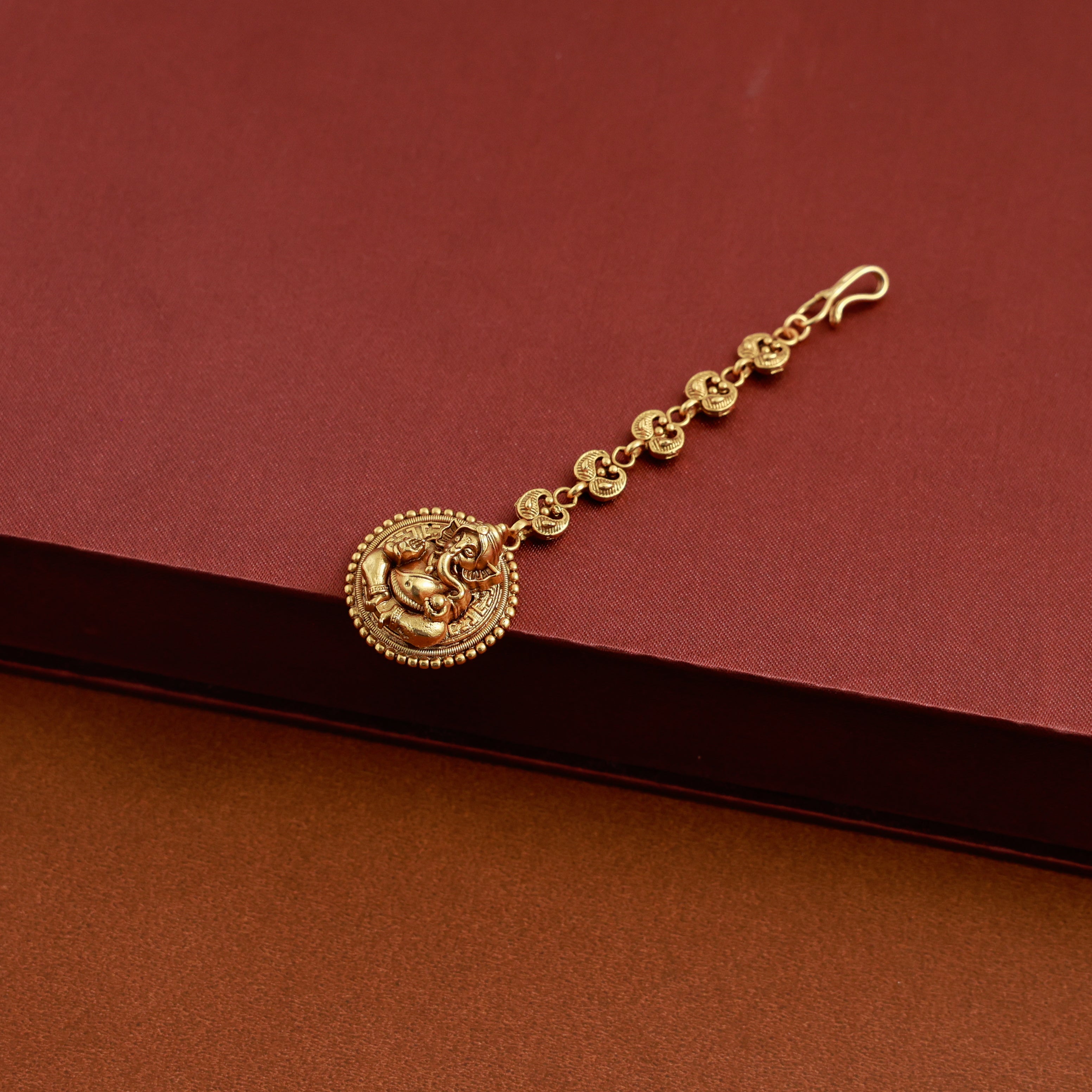 Ganapathi Short Neckpiece with Earring and Chutti