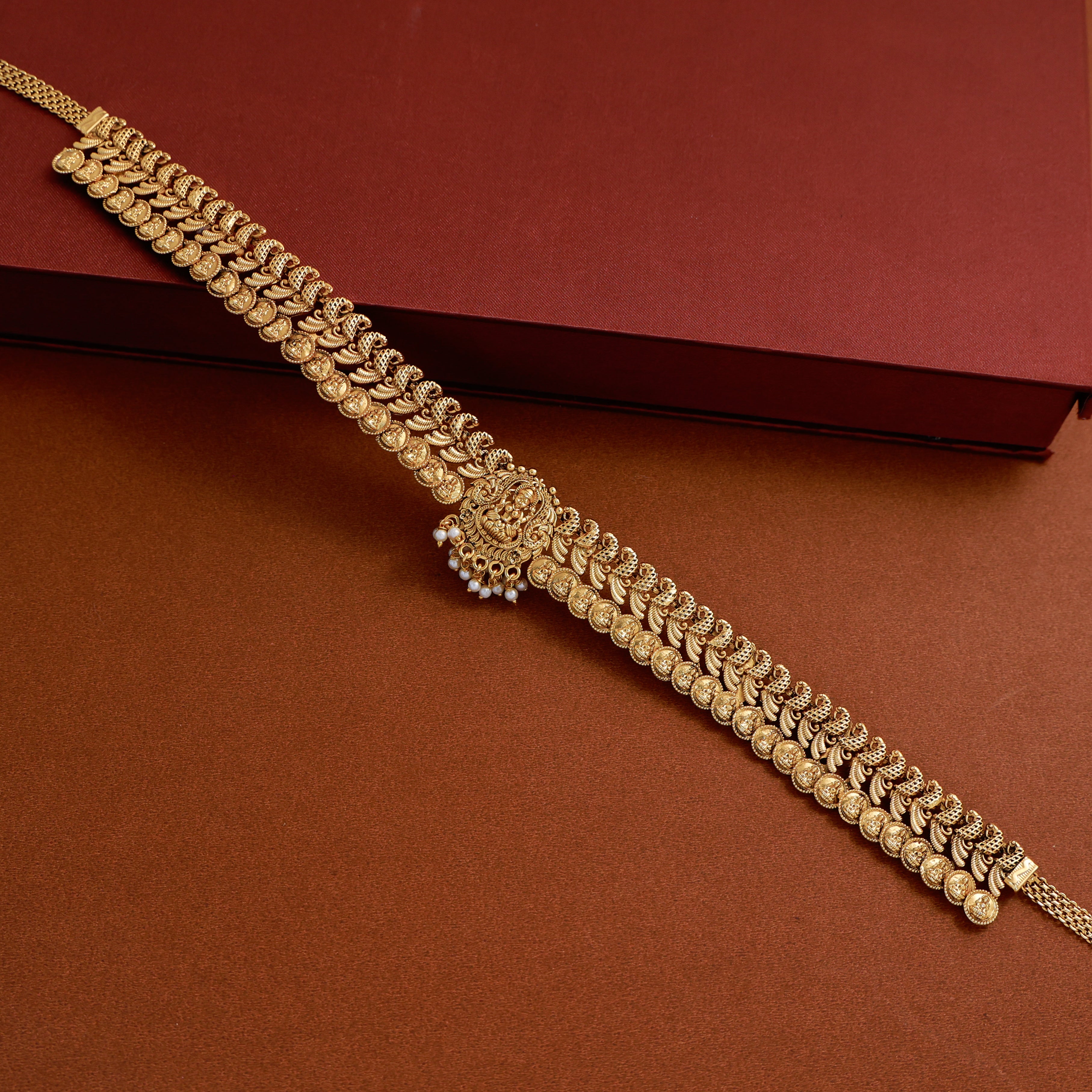 Enhances bridal saree and ethnic wear styling