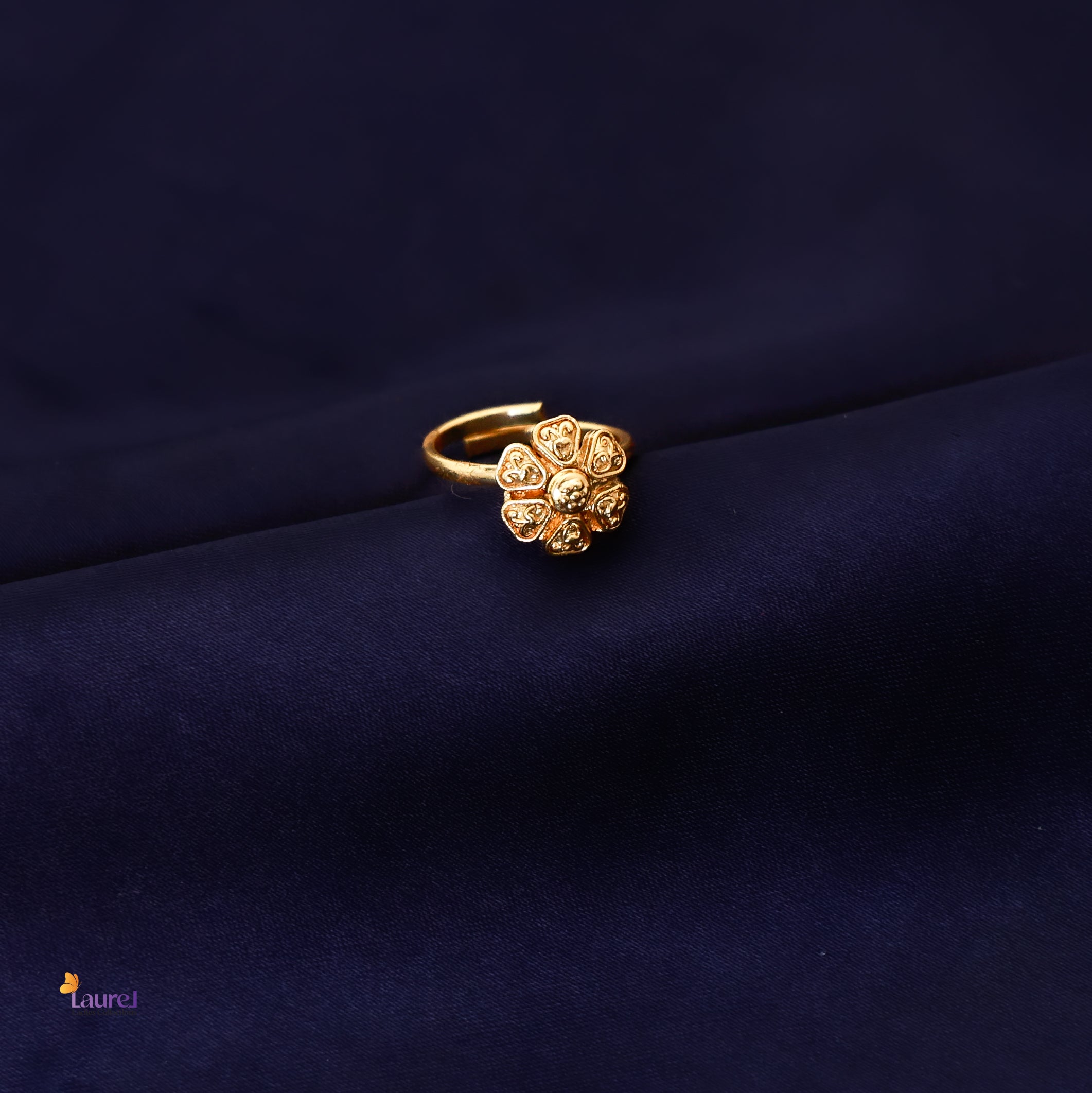 Elegant floral design finger ring