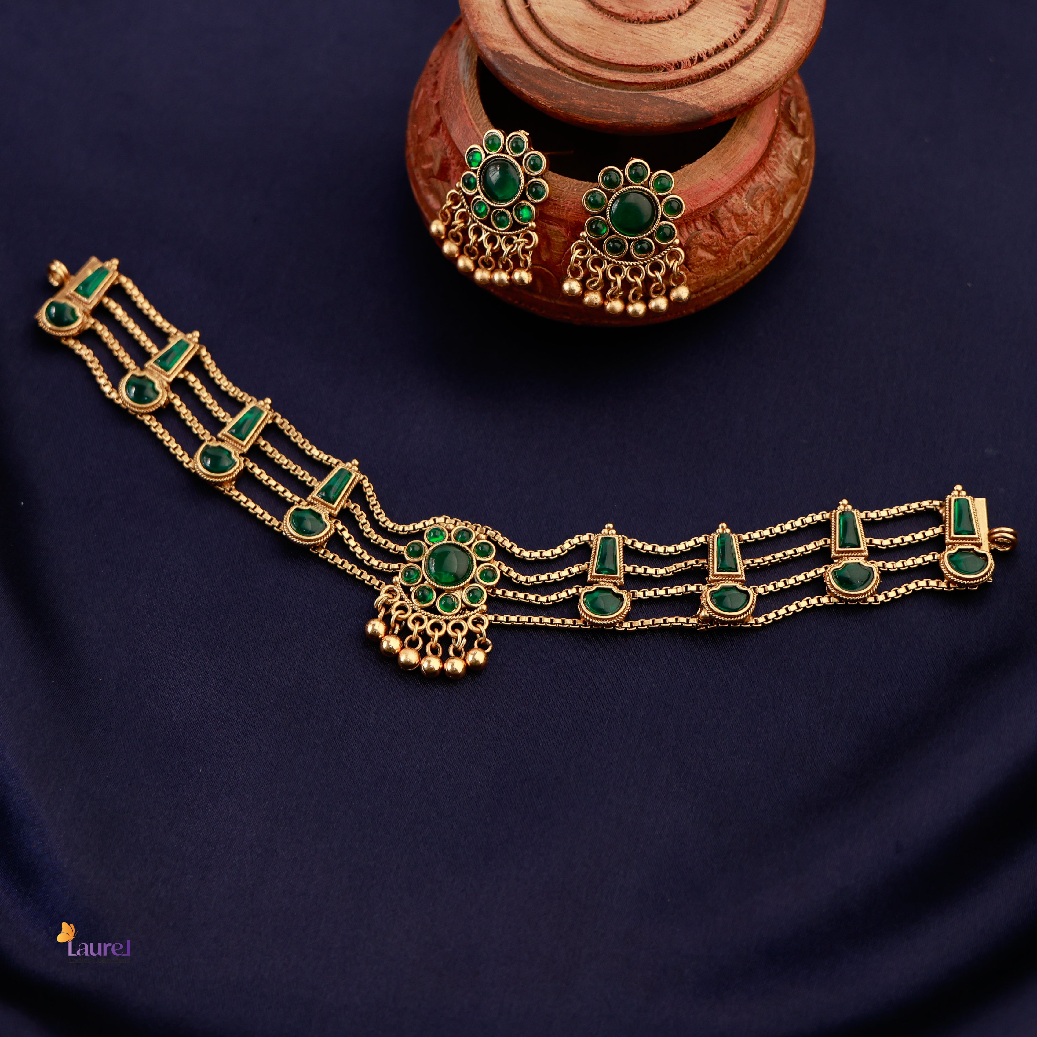Floral design imitation jewellery choker with pearl embellishments