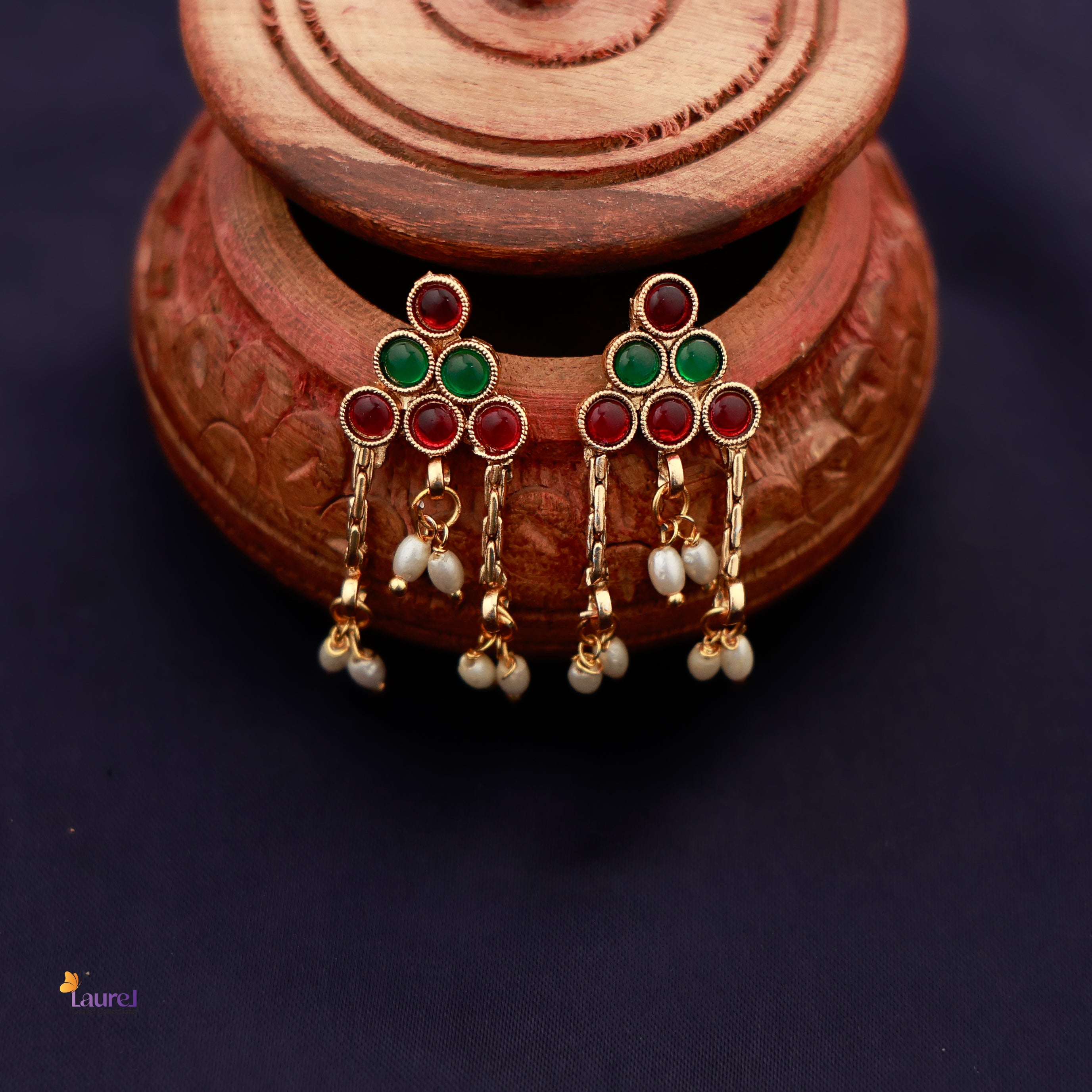 Elegant pearl neckpiece with matching earrings
