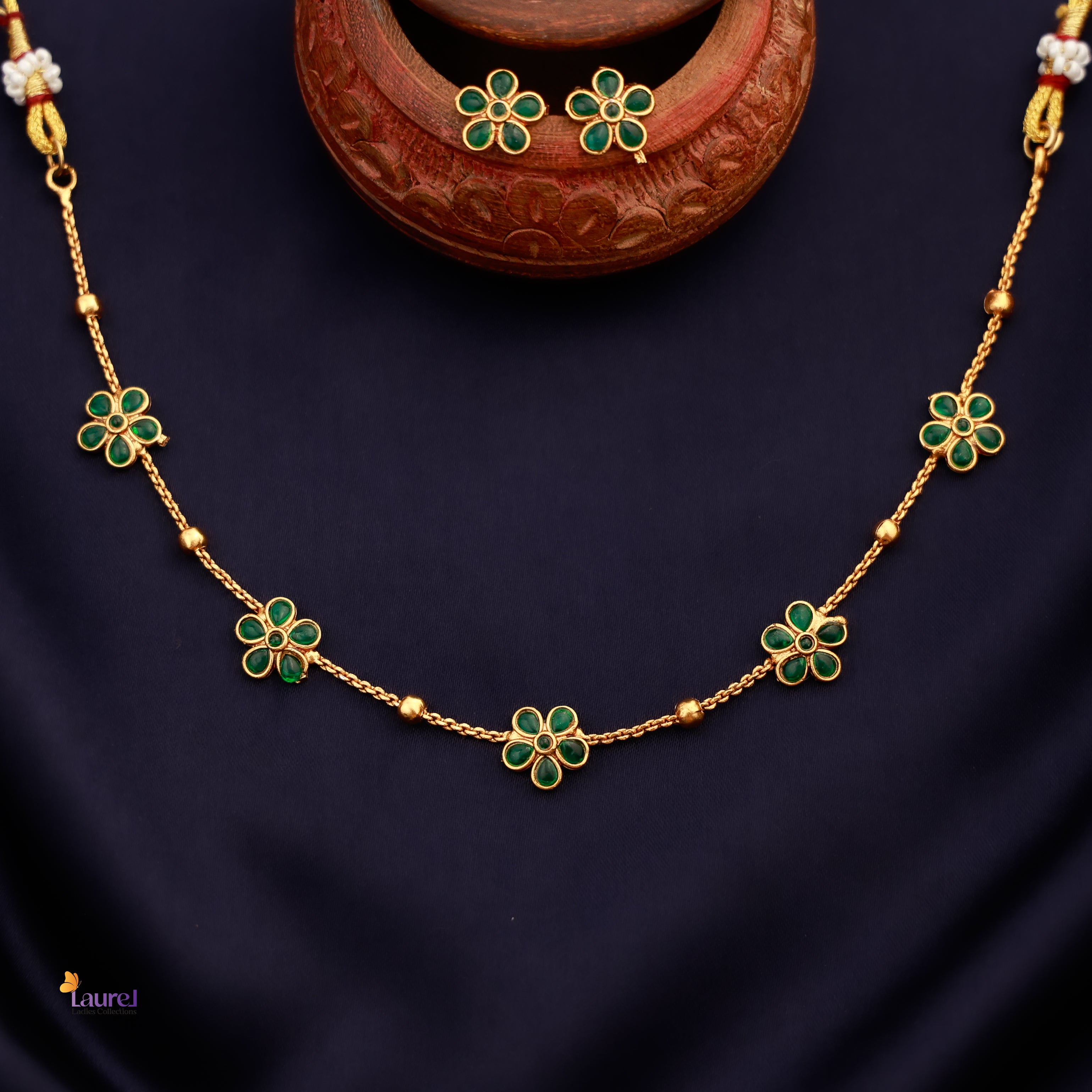 Pushpa 5 Pendant Choker with Earring