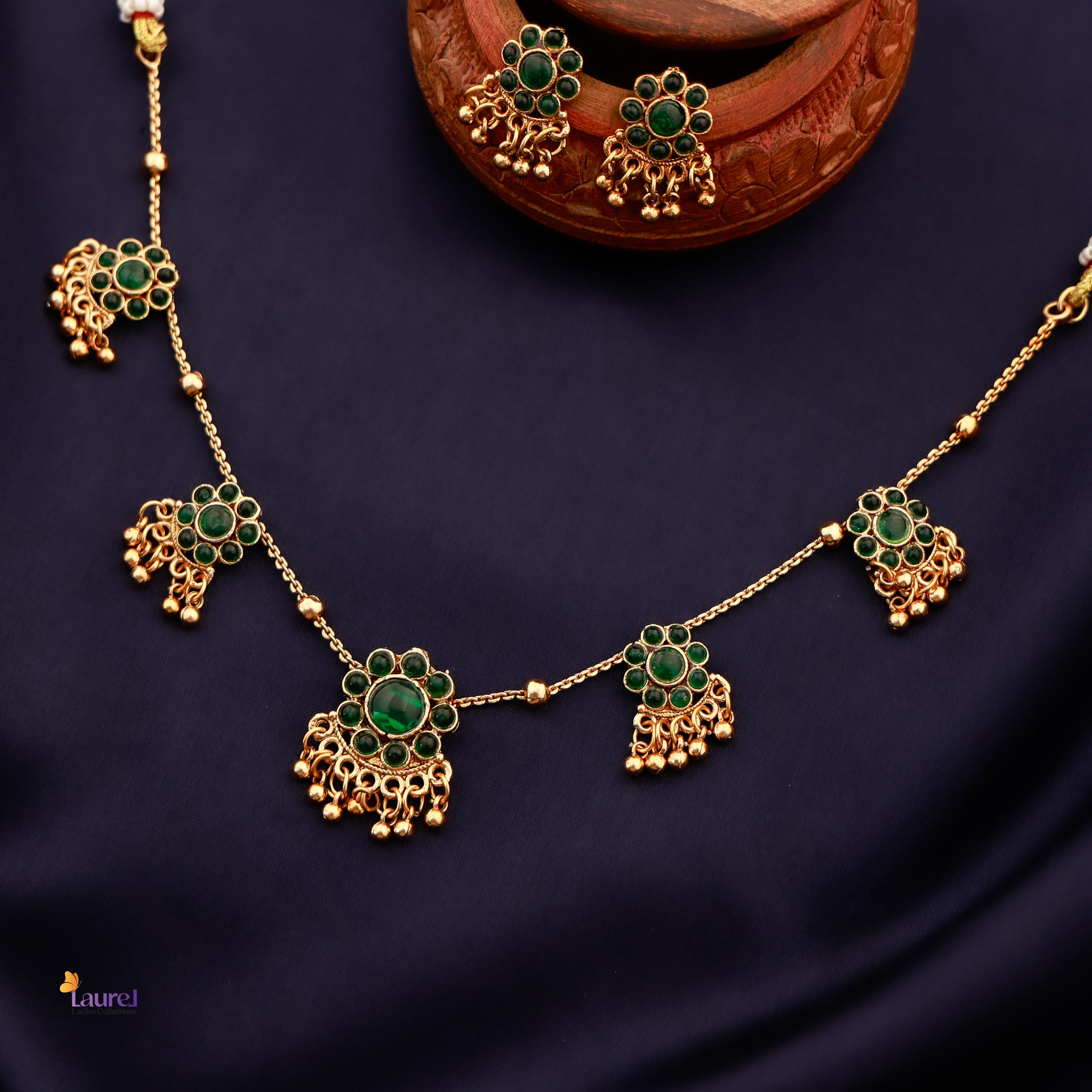 Golden Pearl Flower Short Neckpiece with Earring