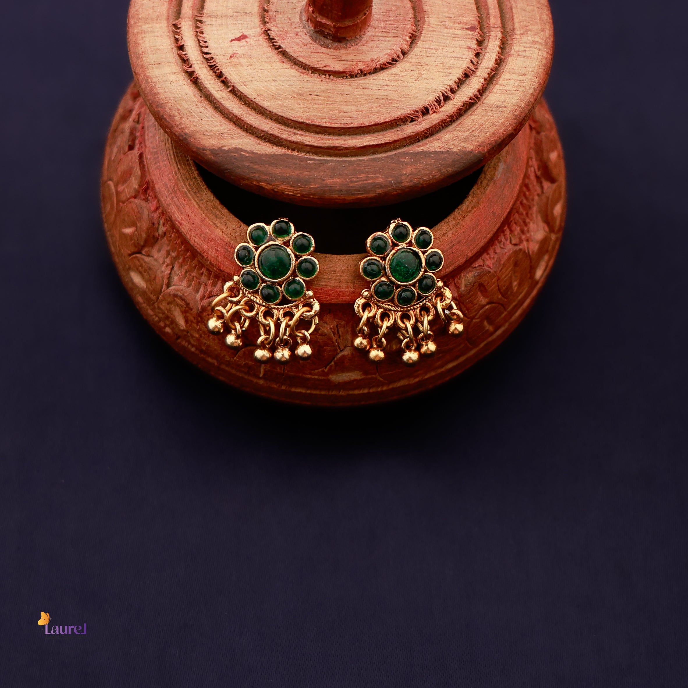 Elegant golden flower necklace with pearl detailing