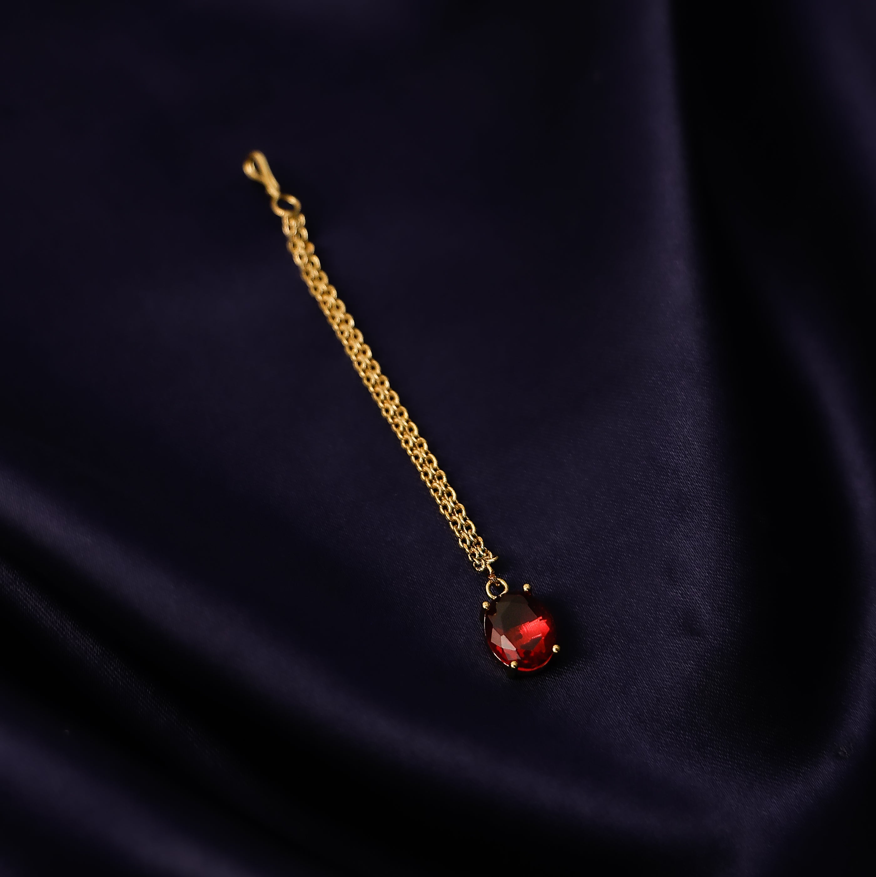 Beautiful bridal oval tikka with elegant pendant design