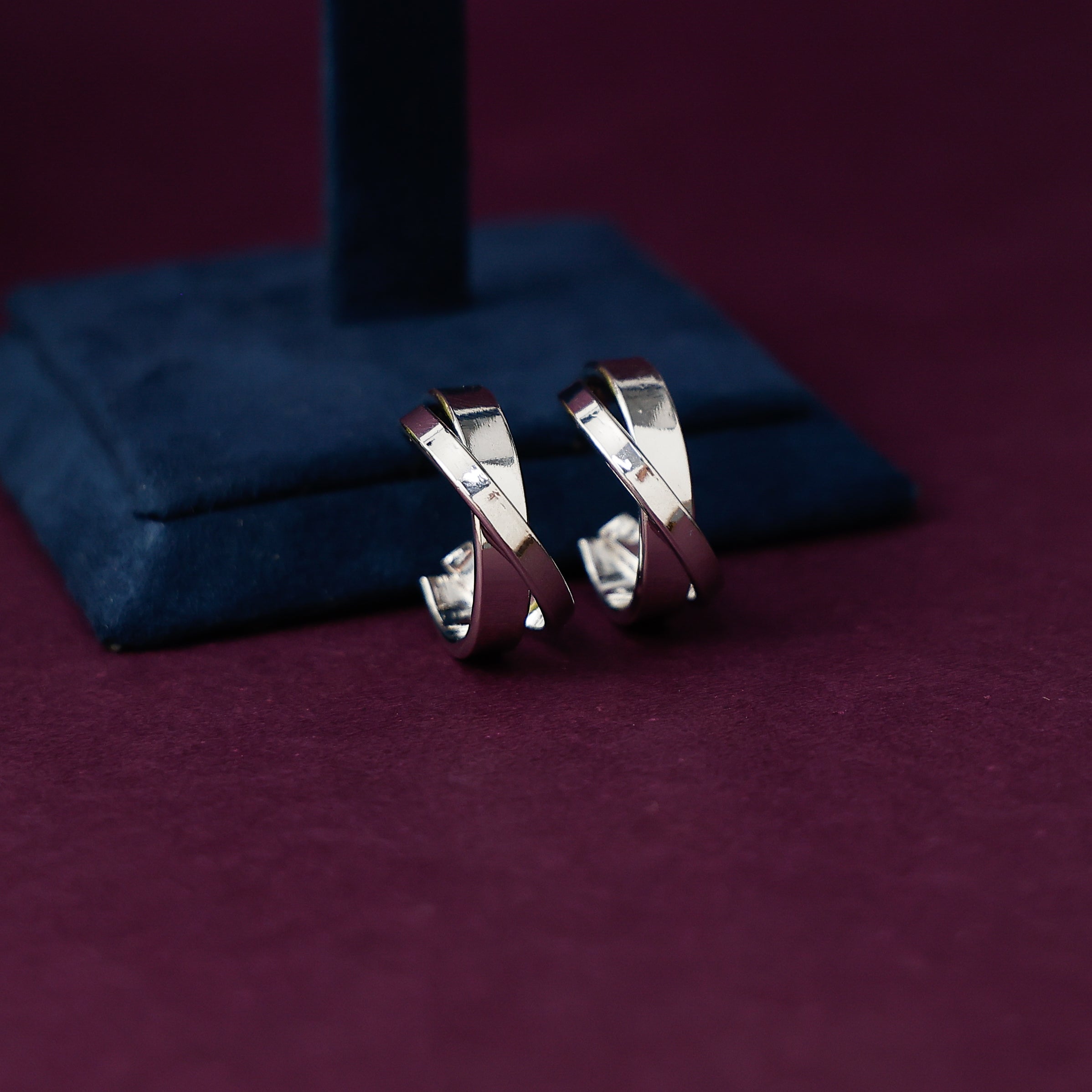 Flat crossed hoop earrings in gold tone for women